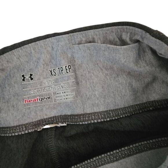 5/$25 Under Armour grey fitted HeatGear Capri leggings - Picture 4 of 4